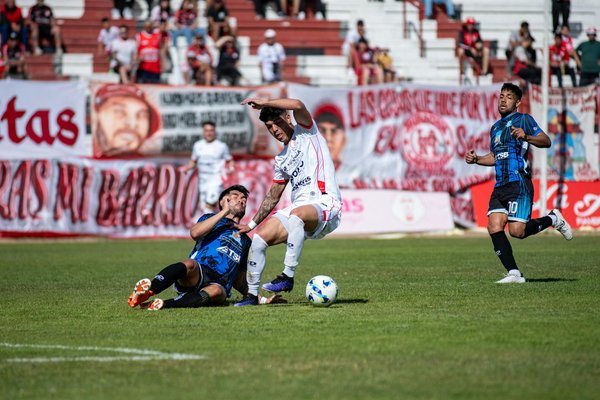 How does altitude training affect an athlete's performance in endurance sports?